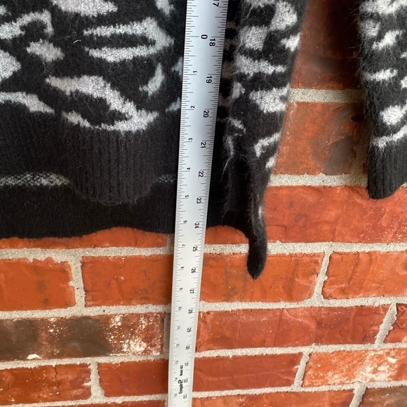 Rock & Republic Womens Large Gray Zebra Animal Printed Hooded Cropped Sweater - Picture 7 of 9